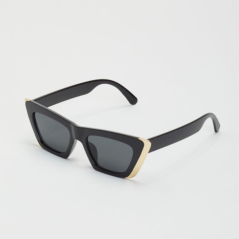 black gunglasses with gold elements cateye look